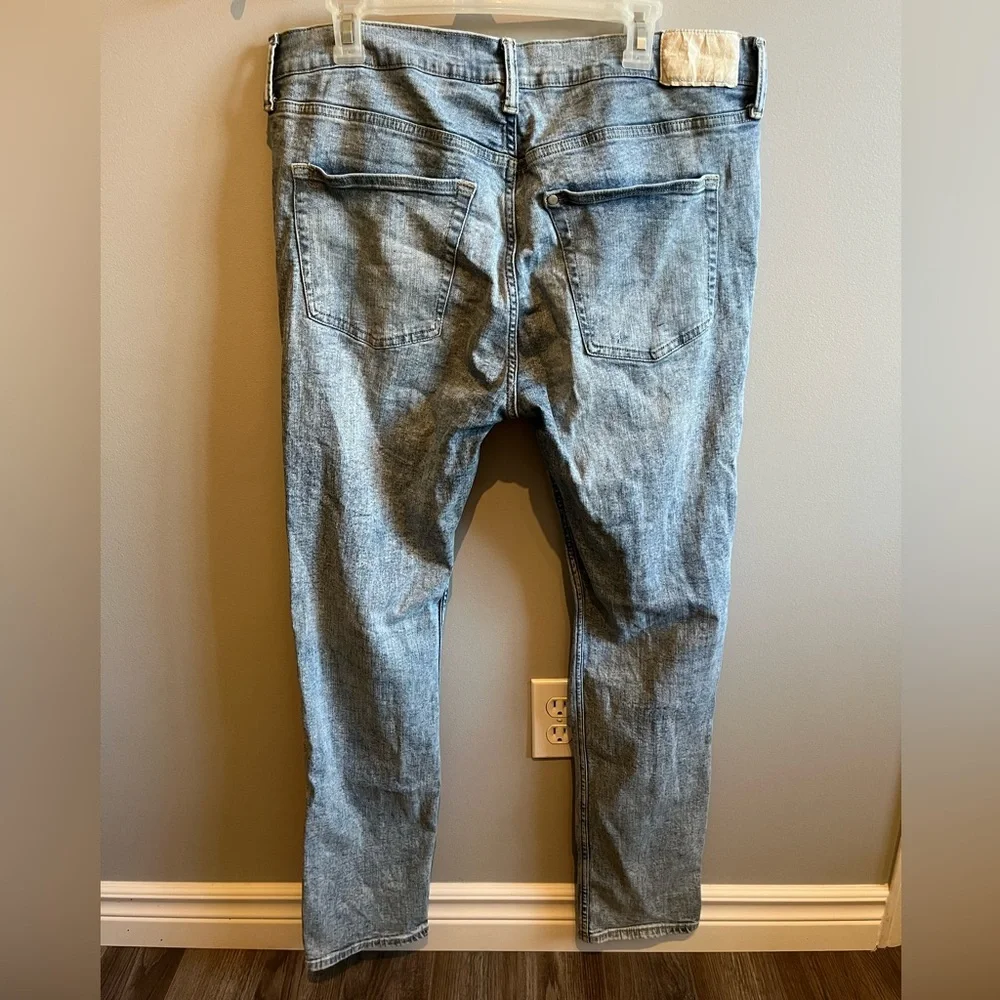 H&M Ripped/Distressed Jeans - Light Wash - Picture 3 of 5